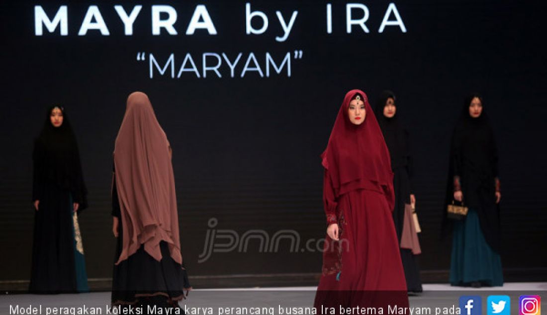 Model peragakan koleksi Mayra karya perancang busana Ira bertema Maryam pada Indonesia Fashion Week 2019, Jakarta, Kamis (28/3). - JPNN.com