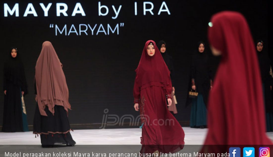 Model peragakan koleksi Mayra karya perancang busana Ira bertema Maryam pada Indonesia Fashion Week 2019, Jakarta, Kamis (28/3). - JPNN.com