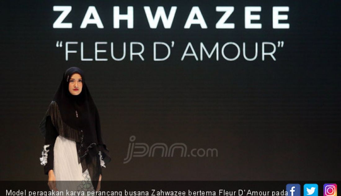 Model peragakan karya perancang busana Zahwazee bertema Fleur D' Amour pada Indonesia Fashion Week 2019, Jakarta, Kamis (28/3). - JPNN.com