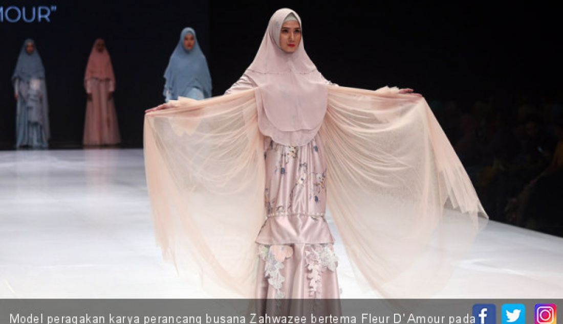 Model peragakan karya perancang busana Zahwazee bertema Fleur D' Amour pada Indonesia Fashion Week 2019, Jakarta, Kamis (28/3). - JPNN.com