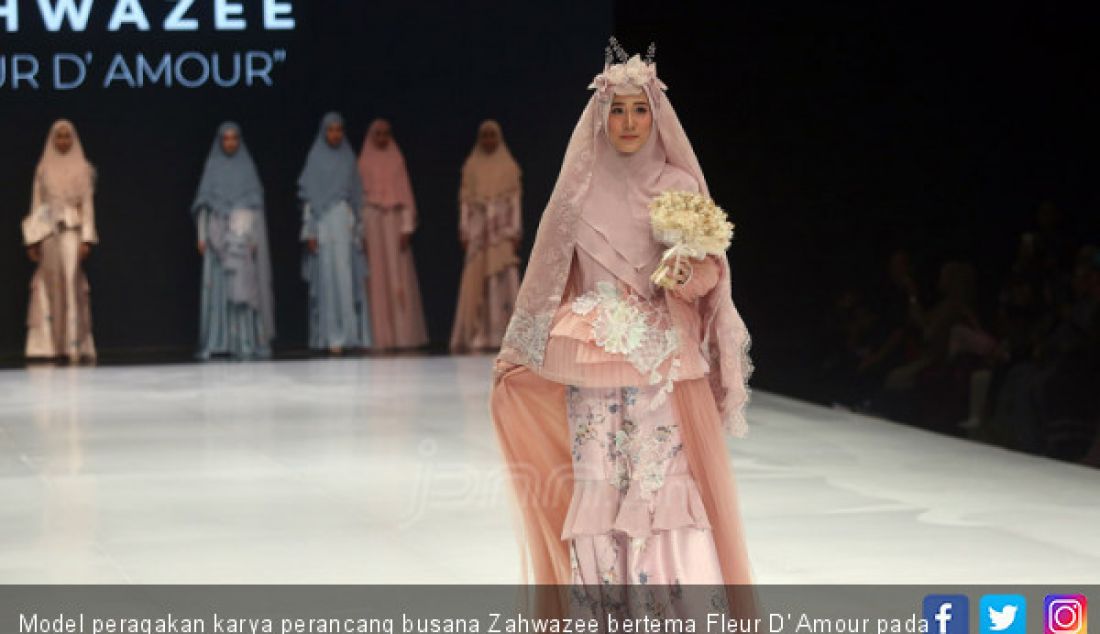 Model peragakan karya perancang busana Zahwazee bertema Fleur D' Amour pada Indonesia Fashion Week 2019, Jakarta, Kamis (28/3). - JPNN.com