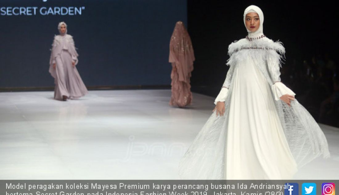 Model peragakan koleksi Mayesa Premium karya perancang busana Ida Andriansyah bertema Secret Garden pada Indonesia Fashion Week 2019, Jakarta, Kamis (28/3). - JPNN.com