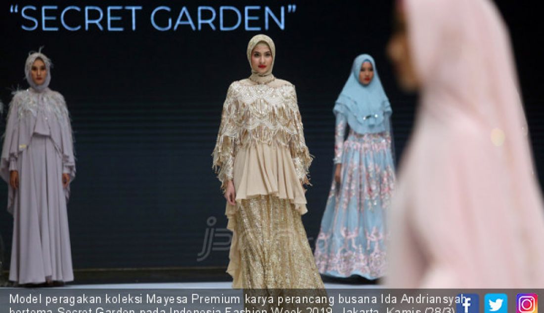 Model peragakan koleksi Mayesa Premium karya perancang busana Ida Andriansyah bertema Secret Garden pada Indonesia Fashion Week 2019, Jakarta, Kamis (28/3). - JPNN.com