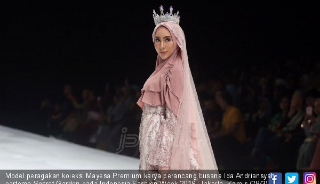 Model peragakan koleksi Mayesa Premium karya perancang busana Ida Andriansyah bertema Secret Garden pada Indonesia Fashion Week 2019, Jakarta, Kamis (28/3). - JPNN.com
