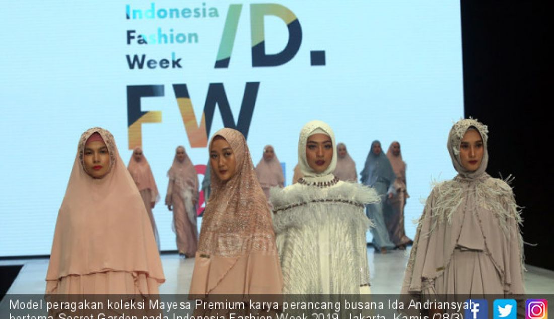 Model peragakan koleksi Mayesa Premium karya perancang busana Ida Andriansyah bertema Secret Garden pada Indonesia Fashion Week 2019, Jakarta, Kamis (28/3). - JPNN.com