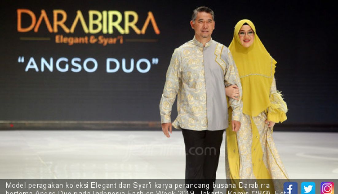 Model peragakan koleksi Elegant dan Syar'i karya perancang busana Darabirra bertema Angso Duo pada Indonesia Fashion Week 2019, Jakarta, Kamis (28/3). - JPNN.com