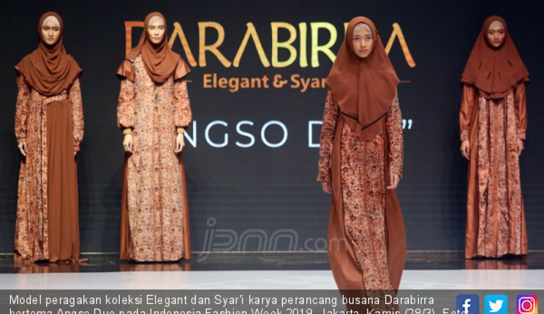 Model peragakan koleksi Elegant dan Syar'i karya perancang busana Darabirra bertema Angso Duo pada Indonesia Fashion Week 2019, Jakarta, Kamis (28/3). - JPNN.com