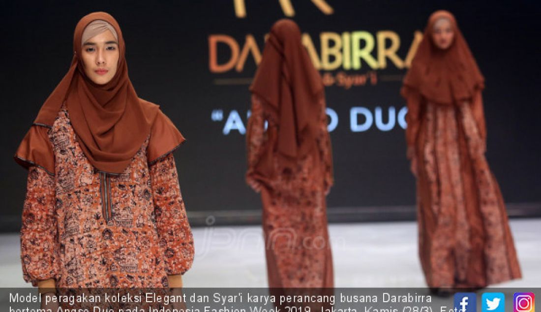 Model peragakan koleksi Elegant dan Syar'i karya perancang busana Darabirra bertema Angso Duo pada Indonesia Fashion Week 2019, Jakarta, Kamis (28/3). - JPNN.com