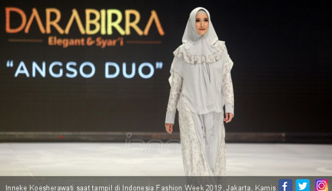 Inneke Koesherawati saat tampil di Indonesia Fashion Week 2019, Jakarta, Kamis (28/3). - JPNN.com
