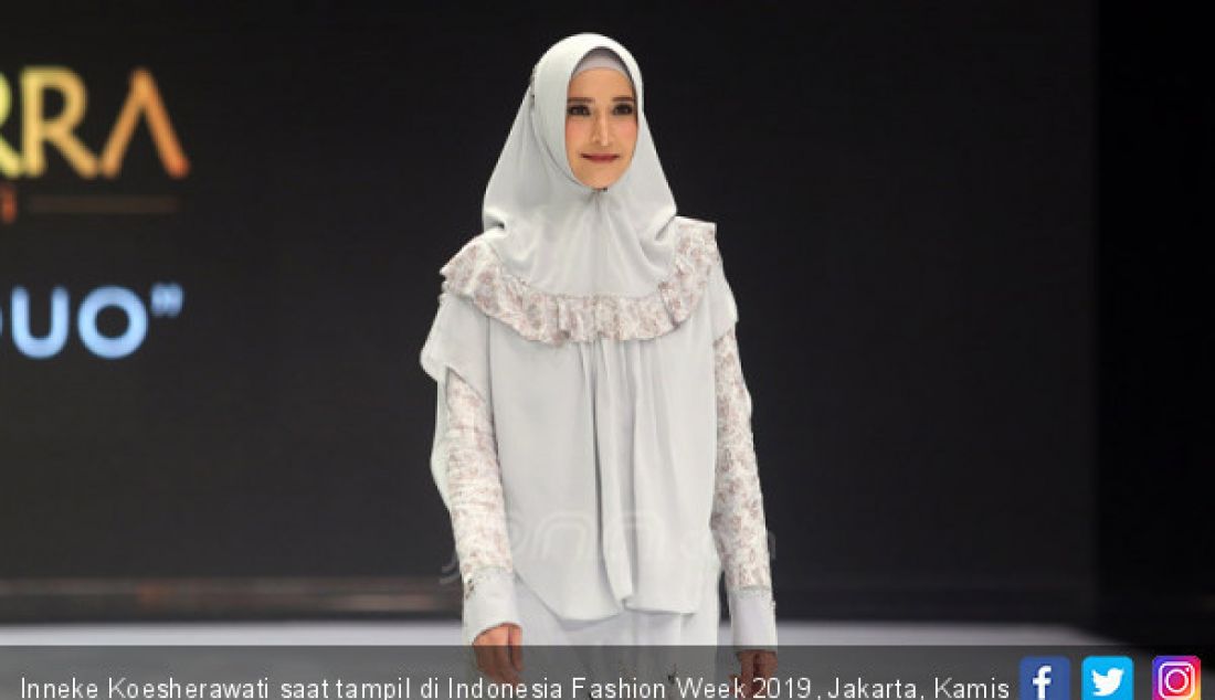 Inneke Koesherawati saat tampil di Indonesia Fashion Week 2019, Jakarta, Kamis (28/3). - JPNN.com
