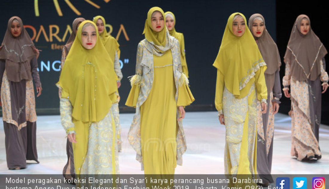 Model peragakan koleksi Elegant dan Syar'i karya perancang busana Darabirra bertema Angso Duo pada Indonesia Fashion Week 2019, Jakarta, Kamis (28/3). - JPNN.com