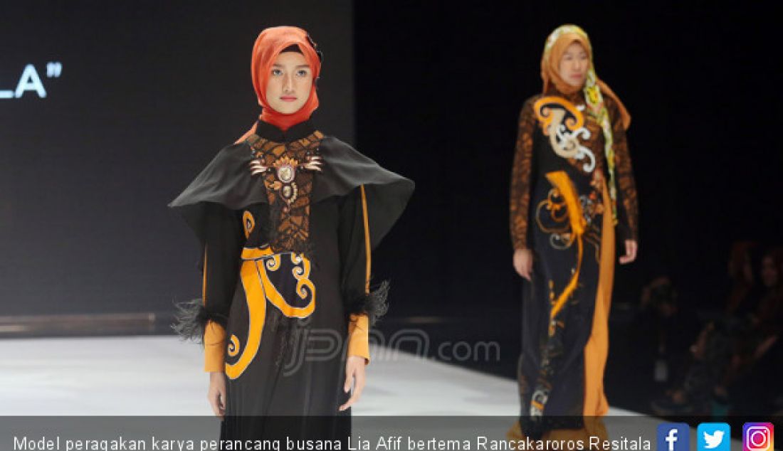 Model peragakan karya perancang busana Lia Afif bertema Rancakaroros Resitala pada Indonesia Fashion Week 2019, Jakarta, Kamis (28/3). - JPNN.com