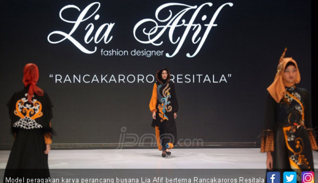 Model peragakan karya perancang busana Lia Afif bertema Rancakaroros Resitala pada Indonesia Fashion Week 2019, Jakarta, Kamis (28/3). - JPNN.com