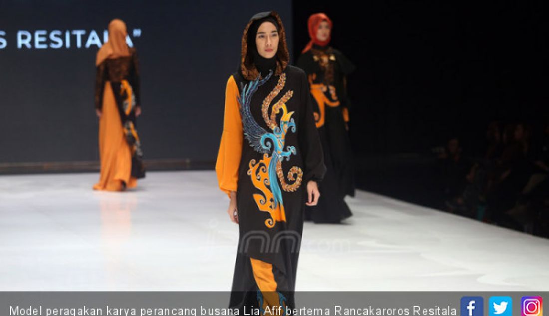 Model peragakan karya perancang busana Lia Afif bertema Rancakaroros Resitala pada Indonesia Fashion Week 2019, Jakarta, Kamis (28/3). - JPNN.com