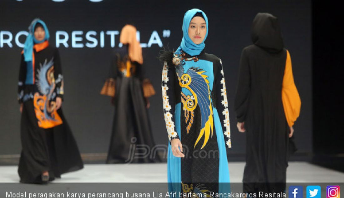 Model peragakan karya perancang busana Lia Afif bertema Rancakaroros Resitala pada Indonesia Fashion Week 2019, Jakarta, Kamis (28/3). - JPNN.com