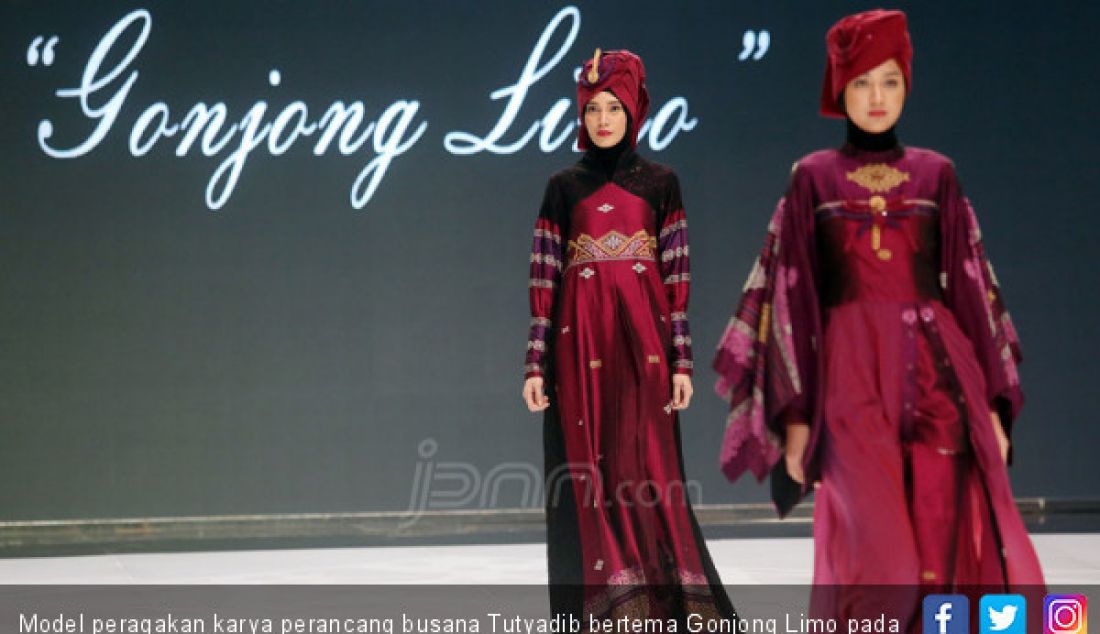Model peragakan karya perancang busana Tutyadib bertema Gonjong Limo pada Indonesia Fashion Week 2019, Jakarta, Kamis (28/3). - JPNN.com