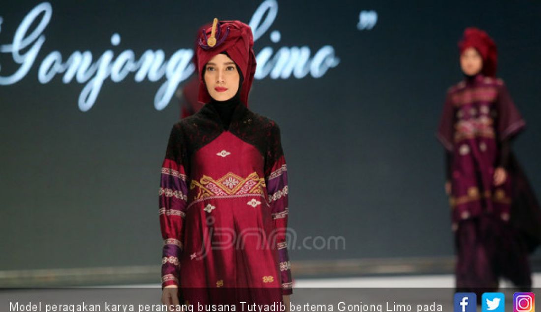 Model peragakan karya perancang busana Tutyadib bertema Gonjong Limo pada Indonesia Fashion Week 2019, Jakarta, Kamis (28/3). - JPNN.com