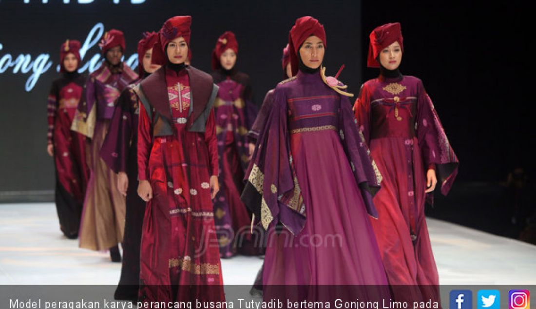 Model peragakan karya perancang busana Tutyadib bertema Gonjong Limo pada Indonesia Fashion Week 2019, Jakarta, Kamis (28/3). - JPNN.com