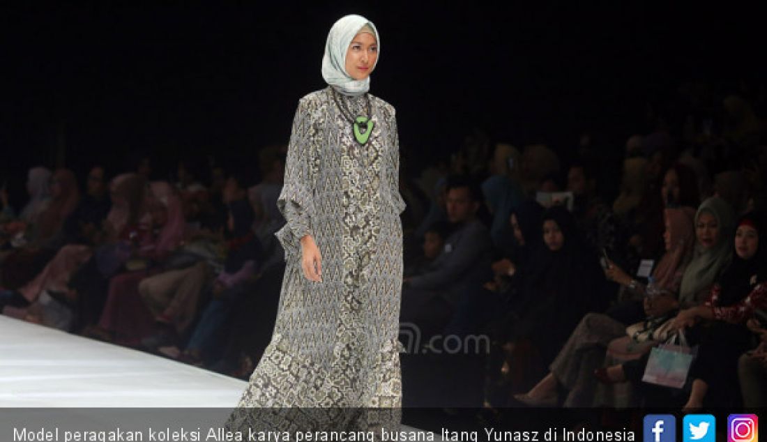 Model peragakan koleksi Allea karya perancang busana Itang Yunasz di Indonesia Fashion Week 2019, Jakarta, Jumat (29/3). - JPNN.com