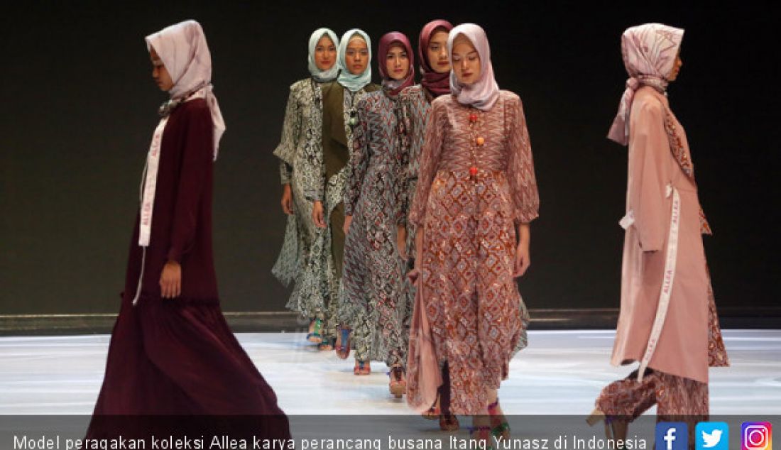 Model peragakan koleksi Allea karya perancang busana Itang Yunasz di Indonesia Fashion Week 2019, Jakarta, Jumat (29/3). - JPNN.com