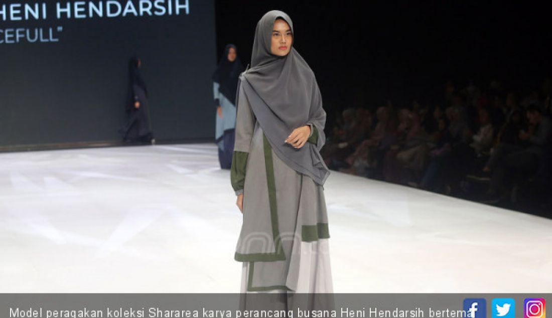 Model peragakan koleksi Shararea karya perancang busana Heni Hendarsih bertema Gracefull di Indonesia Fashion Week 2019, Jakarta, Jumat (29/3). - JPNN.com