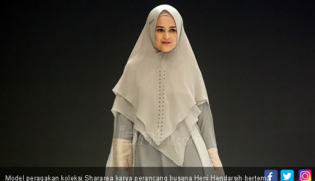 Model peragakan koleksi Shararea karya perancang busana Heni Hendarsih bertema Gracefull di Indonesia Fashion Week 2019, Jakarta, Jumat (29/3). - JPNN.com