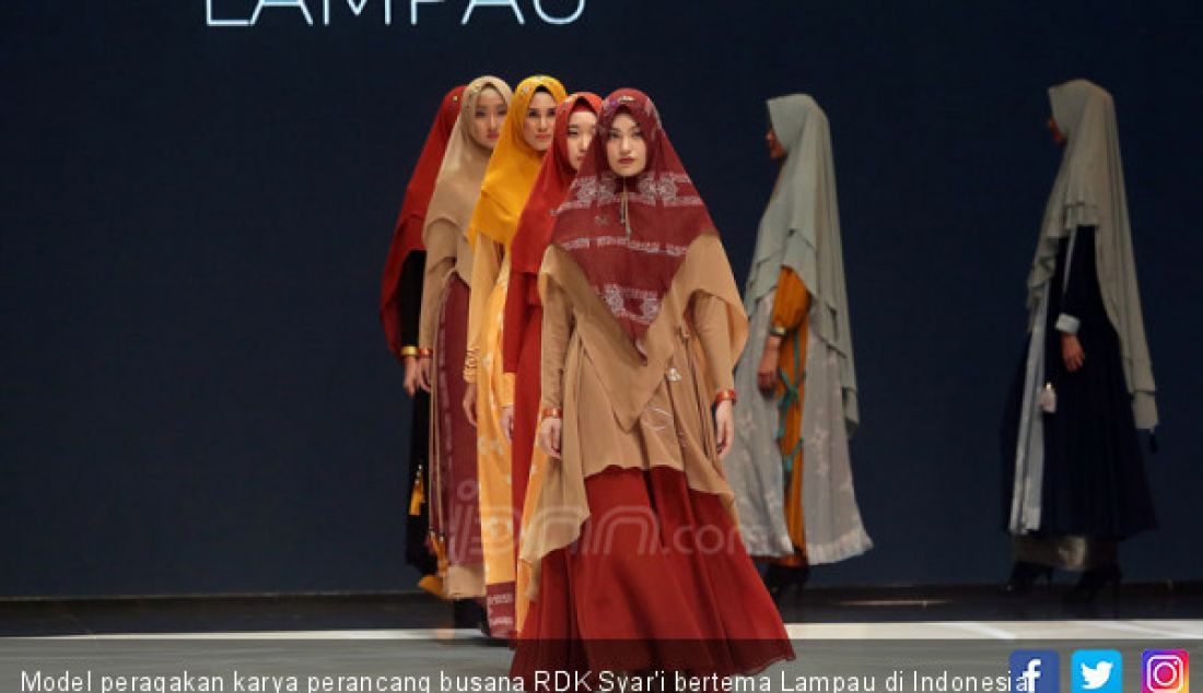 Model peragakan karya perancang busana RDK Syar'i bertema Lampau di Indonesia Fashion Week 2019, Jakarta, Jumat (29/3). - JPNN.com