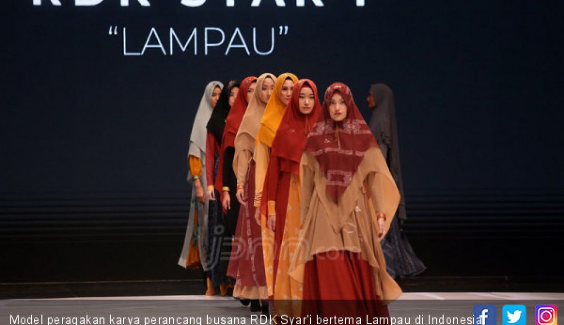 Model peragakan karya perancang busana RDK Syar'i bertema Lampau di Indonesia Fashion Week 2019, Jakarta, Jumat (29/3). - JPNN.com