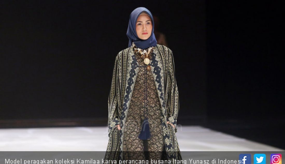 Model peragakan koleksi Kamilaa karya perancang busana Itang Yunasz di Indonesia Fashion Week 2019, Jakarta, Jumat (29/3). - JPNN.com