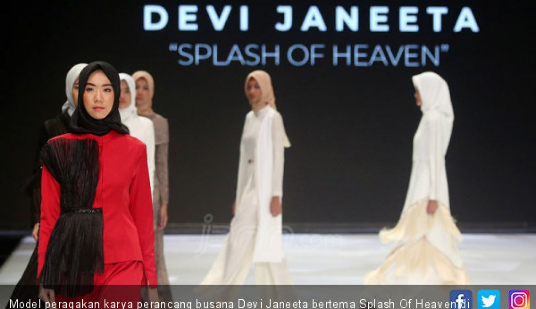 Model peragakan karya perancang busana Devi Janeeta bertema Splash Of Heaven di Indonesia Fashion Week 2019, Jakarta, Jumat (29/3). - JPNN.com