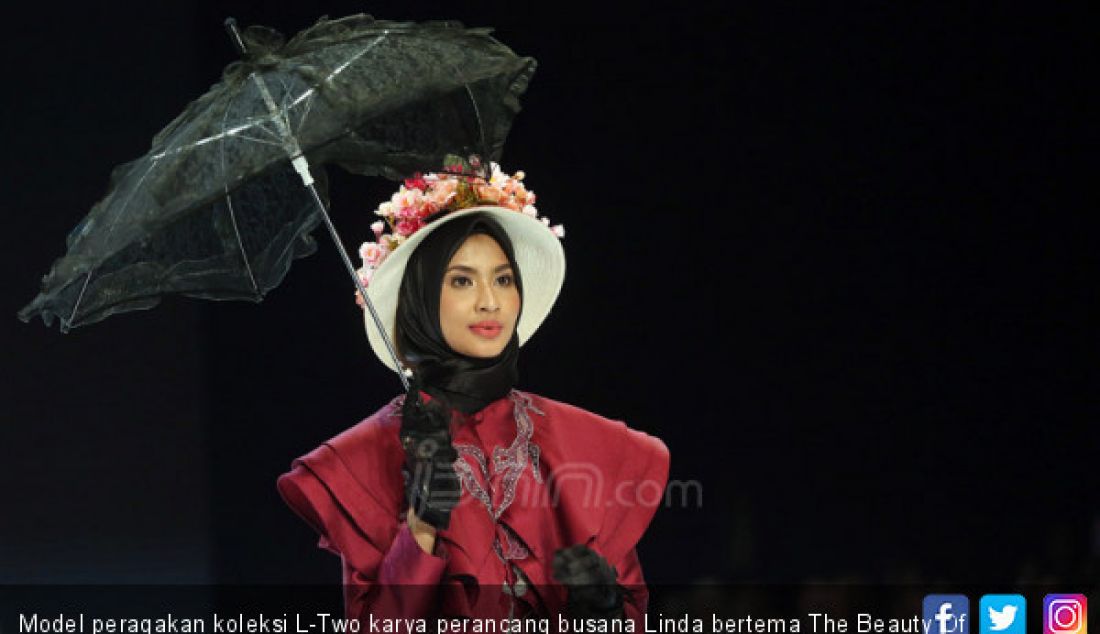 Model peragakan koleksi L-Two karya perancang busana Linda bertema The Beauty Of Victorian di Indonesia Fashion Week 2019, Jakarta, Jumat (29/3). - JPNN.com