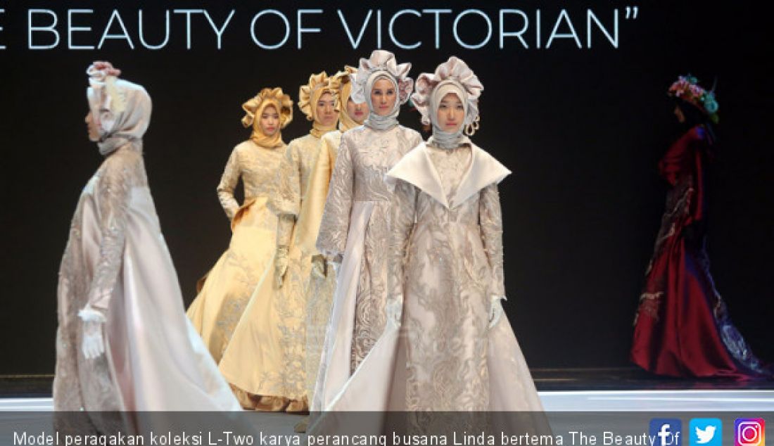 Model peragakan koleksi L-Two karya perancang busana Linda bertema The Beauty Of Victorian di Indonesia Fashion Week 2019, Jakarta, Jumat (29/3). - JPNN.com