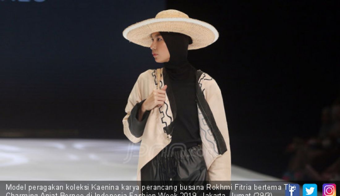Model peragakan koleksi Kaenina karya perancang busana Rokhmi Fitria bertema The Charming Anjat Borneo di Indonesia Fashion Week 2019, Jakarta, Jumat (29/3). - JPNN.com