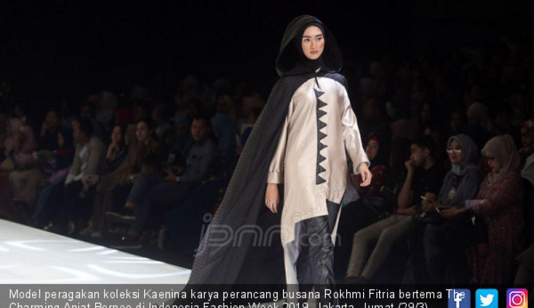 Model peragakan koleksi Kaenina karya perancang busana Rokhmi Fitria bertema The Charming Anjat Borneo di Indonesia Fashion Week 2019, Jakarta, Jumat (29/3). - JPNN.com