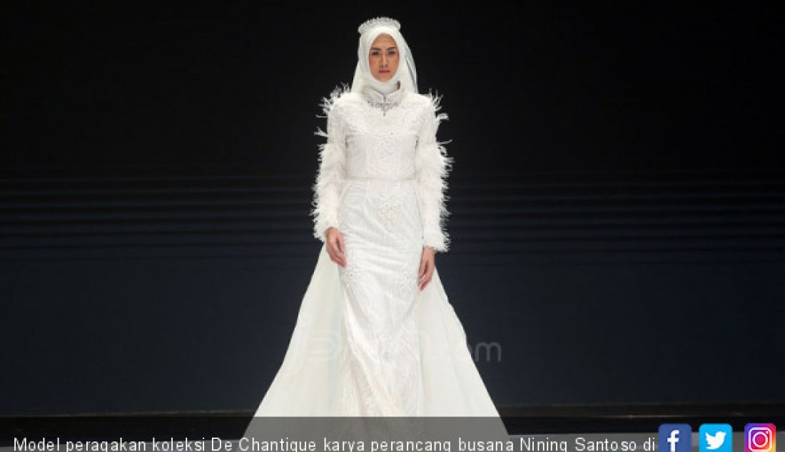 Model peragakan koleksi De Chantique karya perancang busana Nining Santoso di Indonesia Fashion Week 2019, Jakarta, Jumat (29/3). - JPNN.com