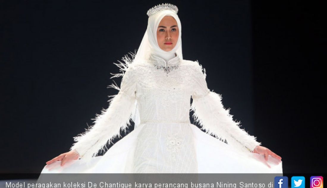 Model peragakan koleksi De Chantique karya perancang busana Nining Santoso di Indonesia Fashion Week 2019, Jakarta, Jumat (29/3). - JPNN.com