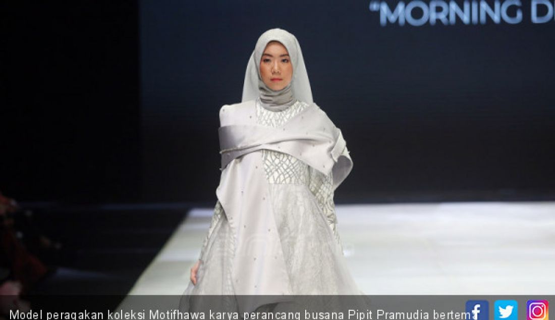 Model peragakan koleksi Motifhawa karya perancang busana Pipit Pramudia bertema Morning Dew di Indonesia Fashion Week 2019, Jakarta, Jumat (29/3). - JPNN.com