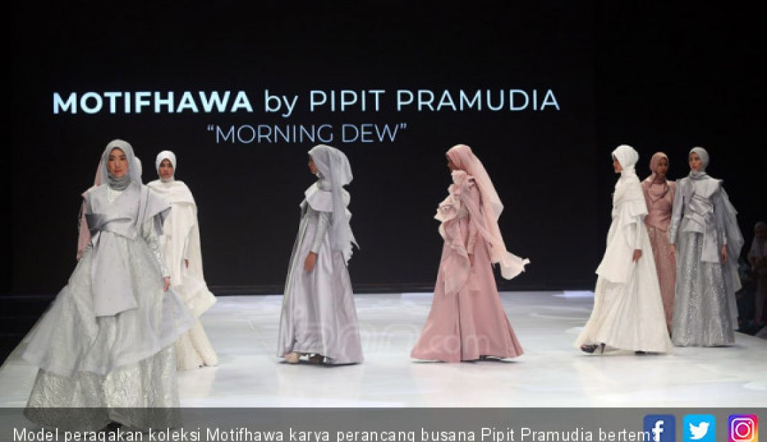 Model peragakan koleksi Motifhawa karya perancang busana Pipit Pramudia bertema Morning Dew di Indonesia Fashion Week 2019, Jakarta, Jumat (29/3). - JPNN.com