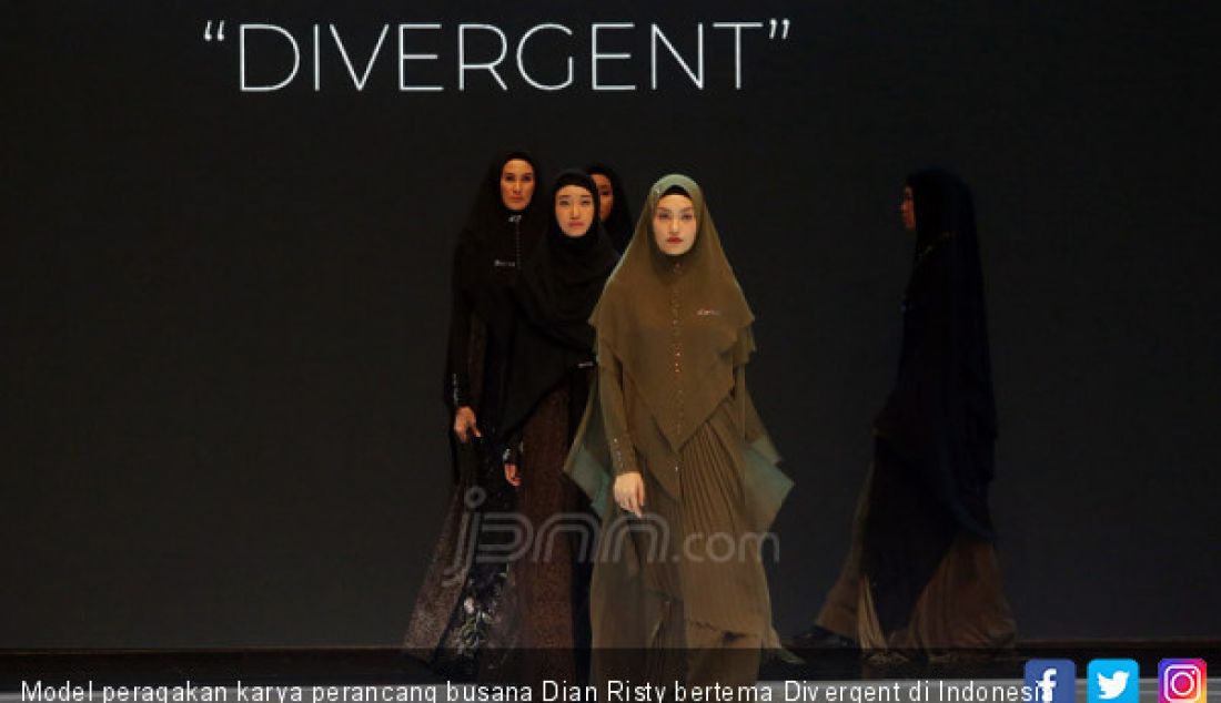 Model peragakan karya perancang busana Dian Risty bertema Divergent di Indonesia Fashion Week 2019, Jakarta, Jumat (29/3). - JPNN.com