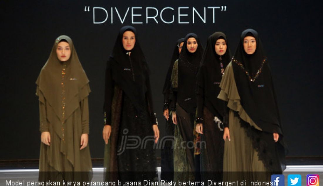Model peragakan karya perancang busana Dian Risty bertema Divergent di Indonesia Fashion Week 2019, Jakarta, Jumat (29/3). - JPNN.com