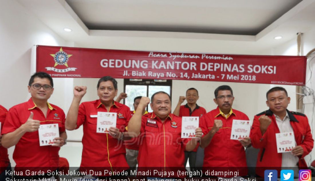 Ketua Garda Soksi Jokowi Dua Periode Minadi Pujaya (tengah) didampingi Sekretaris Viktus Murin (dua dari kanan) saat peluncuran buku saku Garda Soksi Jokowi Dua Periode 
