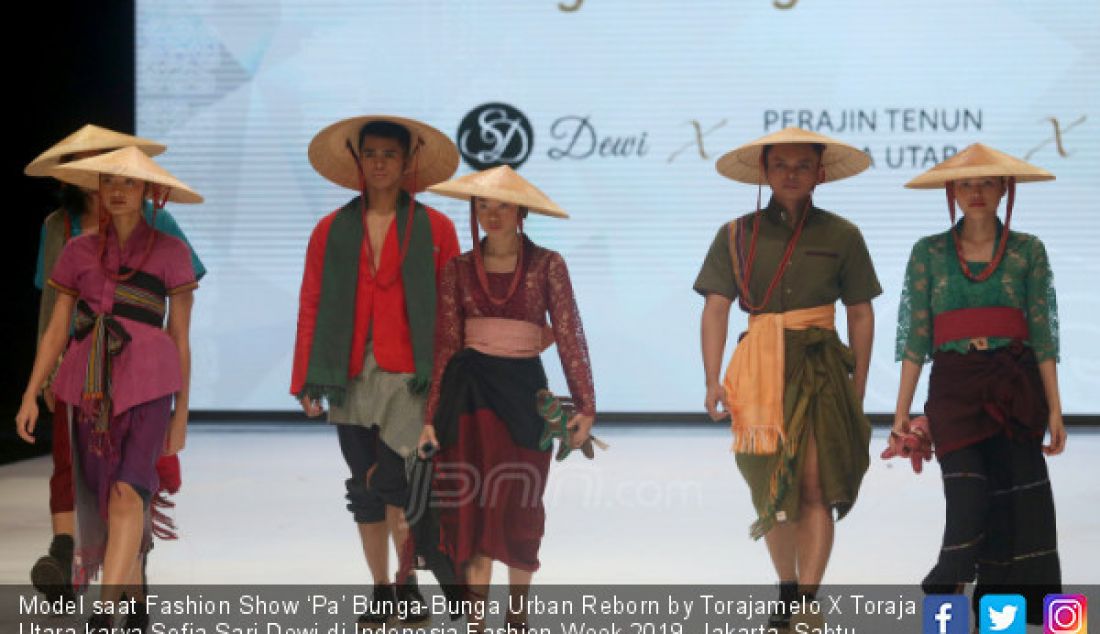 Model saat Fashion Show ‘Pa’ Bunga-Bunga Urban Reborn by Torajamelo X Toraja Utara karya Sofia Sari Dewi di Indonesia Fashion Week 2019, Jakarta, Sabtu (30/3). - JPNN.com