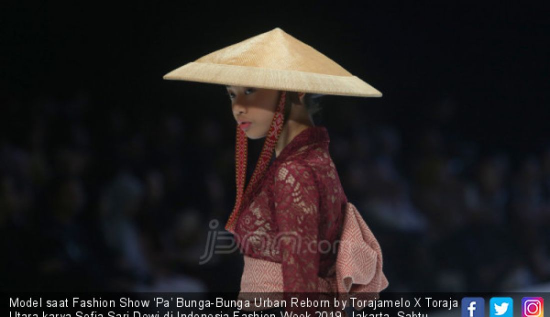 Model saat Fashion Show ‘Pa’ Bunga-Bunga Urban Reborn by Torajamelo X Toraja Utara karya Sofia Sari Dewi di Indonesia Fashion Week 2019, Jakarta, Sabtu (30/3). - JPNN.com