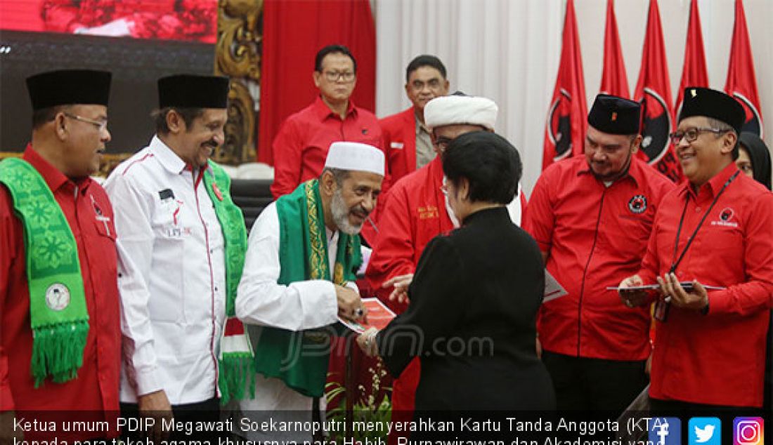 Ketua umum PDIP Megawati Soekarnoputri menyerahkan Kartu Tanda Anggota (KTA) kepada para tokoh agama khususnya para Habib, Purnawirawan dan Akademisi yang bergabung dengan PDIP di Kantor DPP PDIP, Jakarta, Selasa (2/4). - JPNN.com