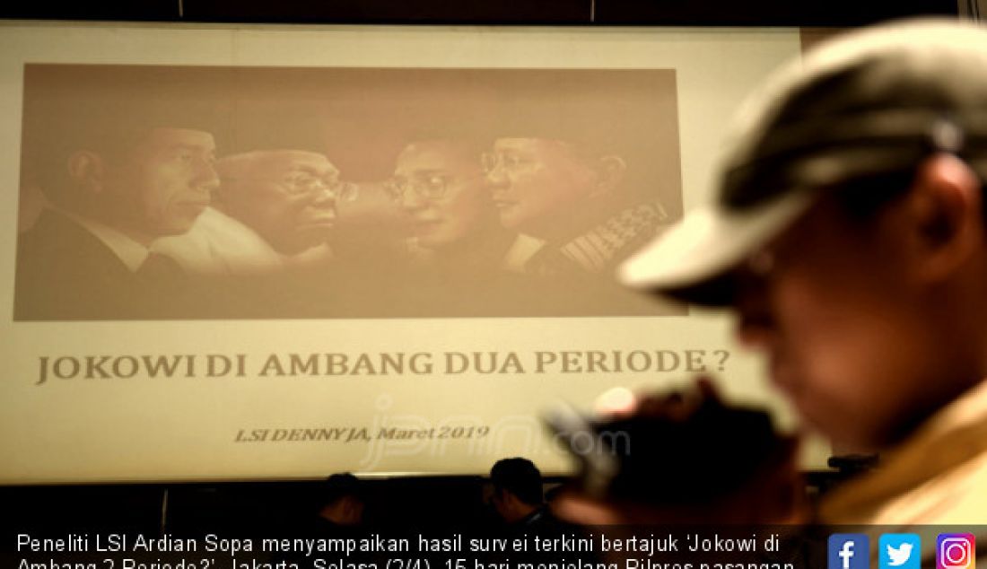 Peneliti LSI Ardian Sopa menyampaikan hasil survei terkini bertajuk ‘Jokowi di Ambang 2 Periode?’, Jakarta, Selasa (2/4). 15 hari menjelang Pilpres pasangan Jokowi-Ma'ruf meraih suara sekitar 56,8 persen-63,2 persen, masih unggul telak dari Prabowo-Sandi, 36,8 persen-43,2 persen. - JPNN.com