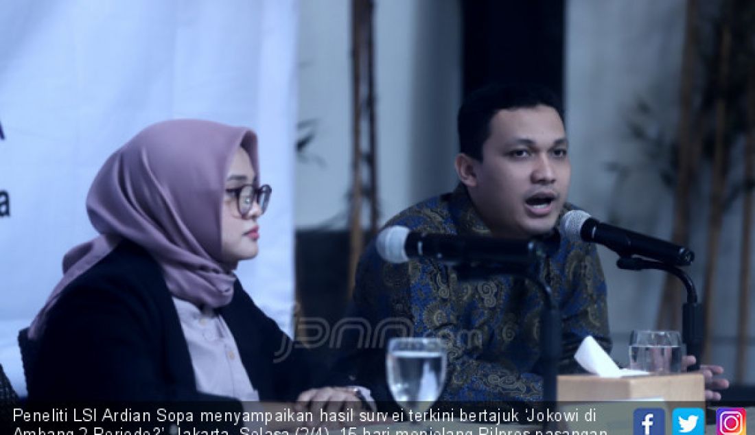 Peneliti LSI Ardian Sopa menyampaikan hasil survei terkini bertajuk ‘Jokowi di Ambang 2 Periode?’, Jakarta, Selasa (2/4). 15 hari menjelang Pilpres pasangan Jokowi-Ma'ruf meraih suara sekitar 56,8 persen-63,2 persen, masih unggul telak dari Prabowo-Sandi, 36,8 persen-43,2 persen. - JPNN.com