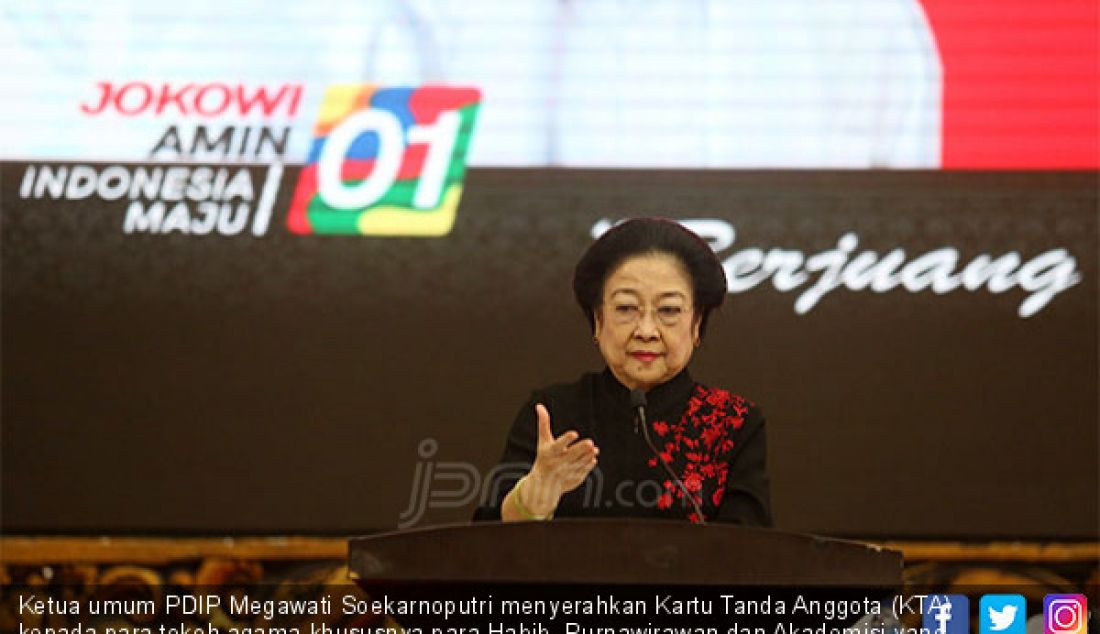 Ketua umum PDIP Megawati Soekarnoputri menyerahkan Kartu Tanda Anggota (KTA) kepada para tokoh agama khususnya para Habib, Purnawirawan dan Akademisi yang bergabung dengan PDIP di Kantor DPP PDIP, Jakarta, Selasa (2/4). - JPNN.com