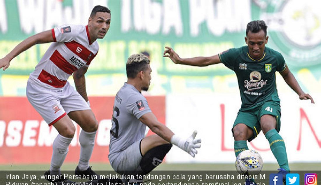 Irfan Jaya, winger Persebaya melakukan tendangan bola yang berusaha ditepis M. Ridwan (tengah), kiper Madura United FC pada pertandingan semifinal leg 1 Piala Presiden 2019 di Stadion Gelora Bung Tomo, Surabaya, Rabu (3/4). - JPNN.com