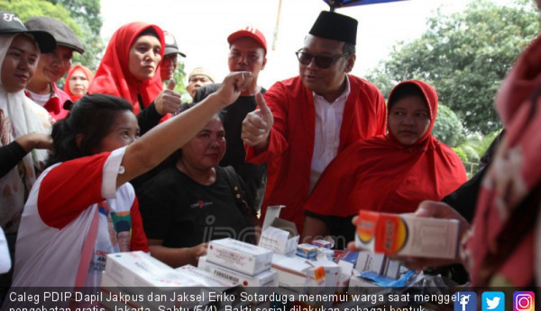 Caleg PDIP Dapil Jakpus dan Jaksel Eriko Sotarduga menemui warga saat menggelar pengobatan gratis, Jakarta, Sabtu (5/4). Bakti sosial dilakukan sebagai bentuk kepedulian terhadap warga. - JPNN.com