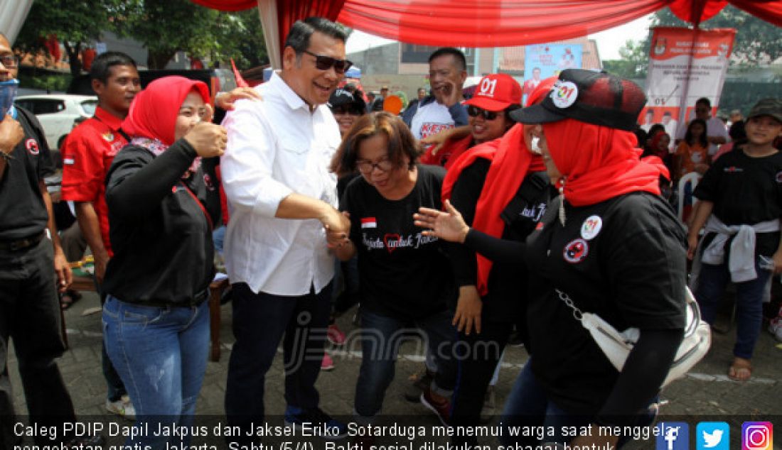 Caleg PDIP Dapil Jakpus dan Jaksel Eriko Sotarduga menemui warga saat menggelar pengobatan gratis, Jakarta, Sabtu (5/4). Bakti sosial dilakukan sebagai bentuk kepedulian terhadap warga. - JPNN.com